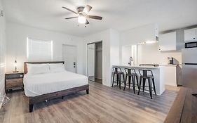 Spacious Studio Apartment Near Nightlife & Dining!