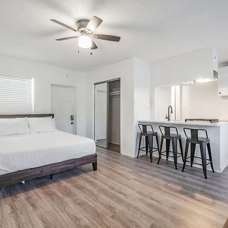 Spacious Studio Apartment Near Nightlife & Dining! St. Petersburg Exterior photo