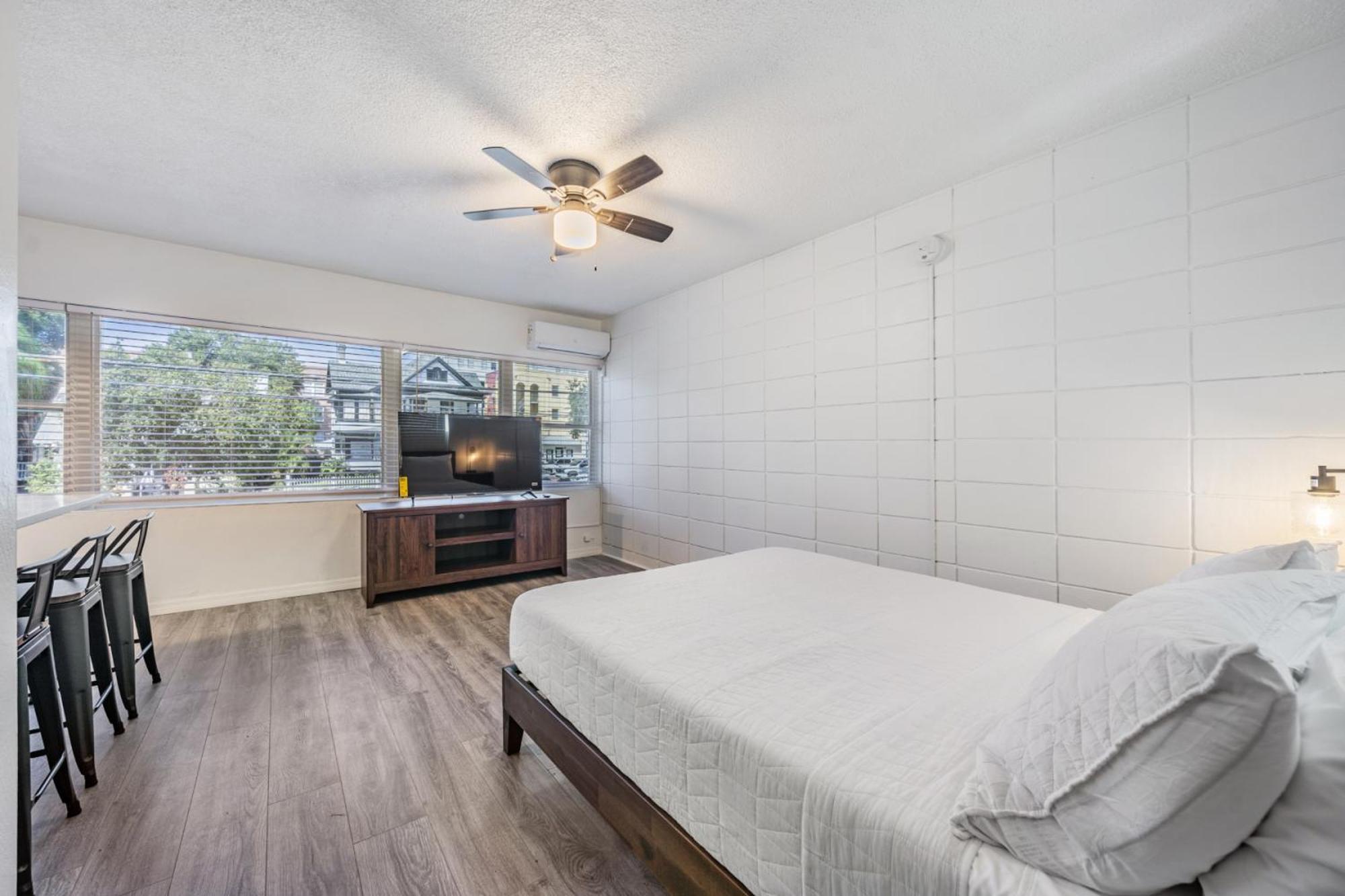 Spacious Studio Apartment Near Nightlife & Dining! St. Petersburg Exterior photo