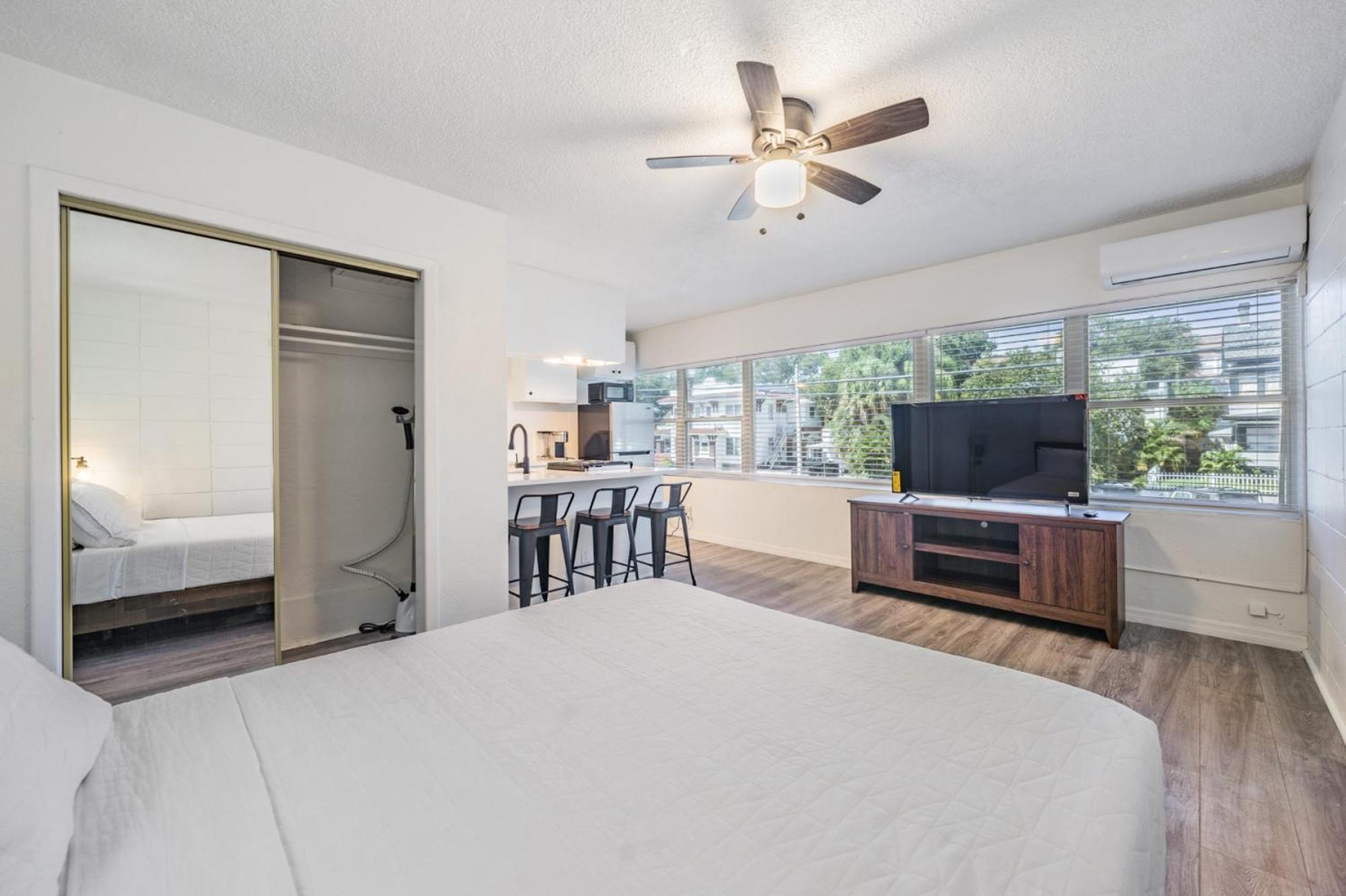 Spacious Studio Apartment Near Nightlife & Dining! St. Petersburg Exterior photo